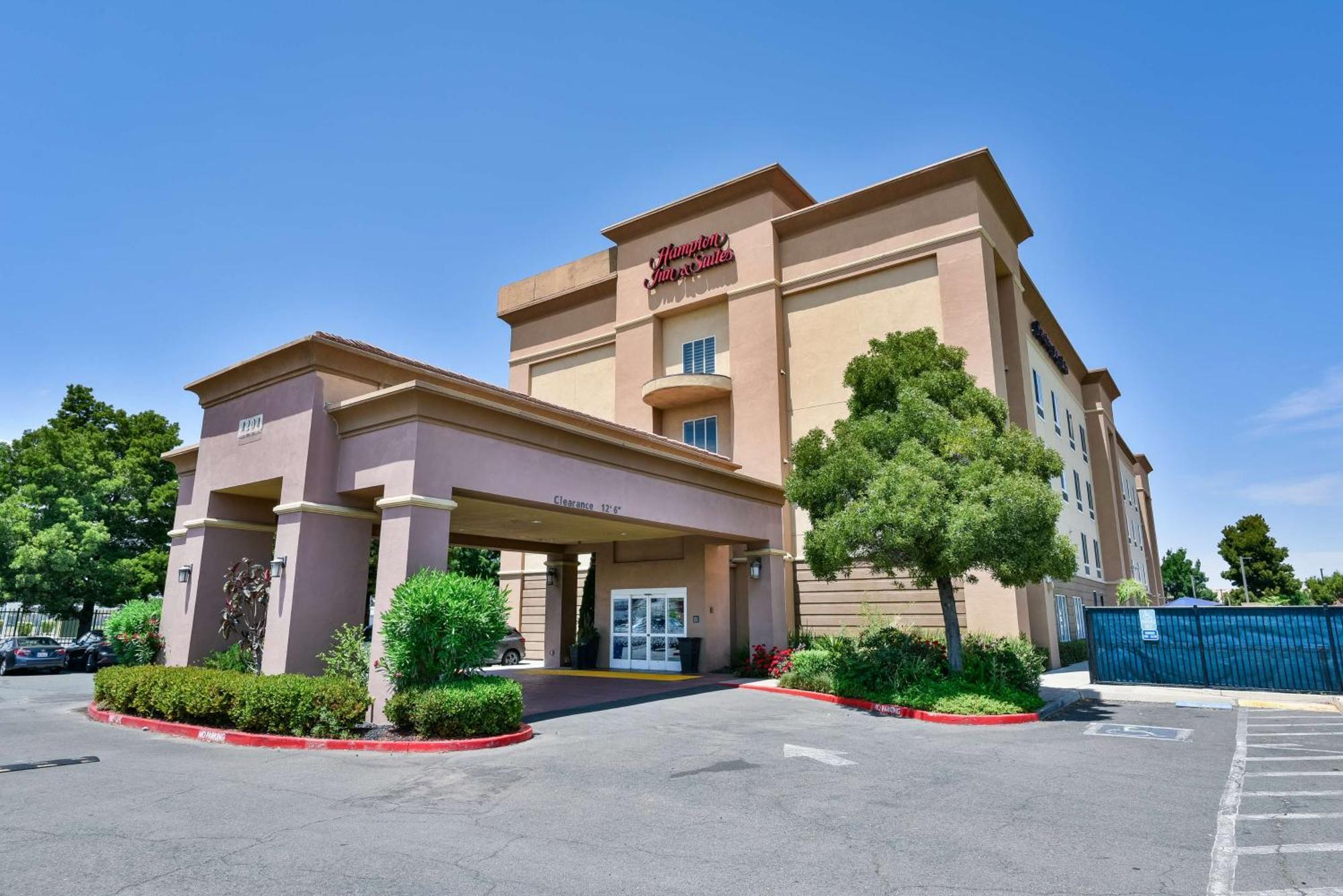 Hampton Inn & Suites Pittsburg Exterior photo